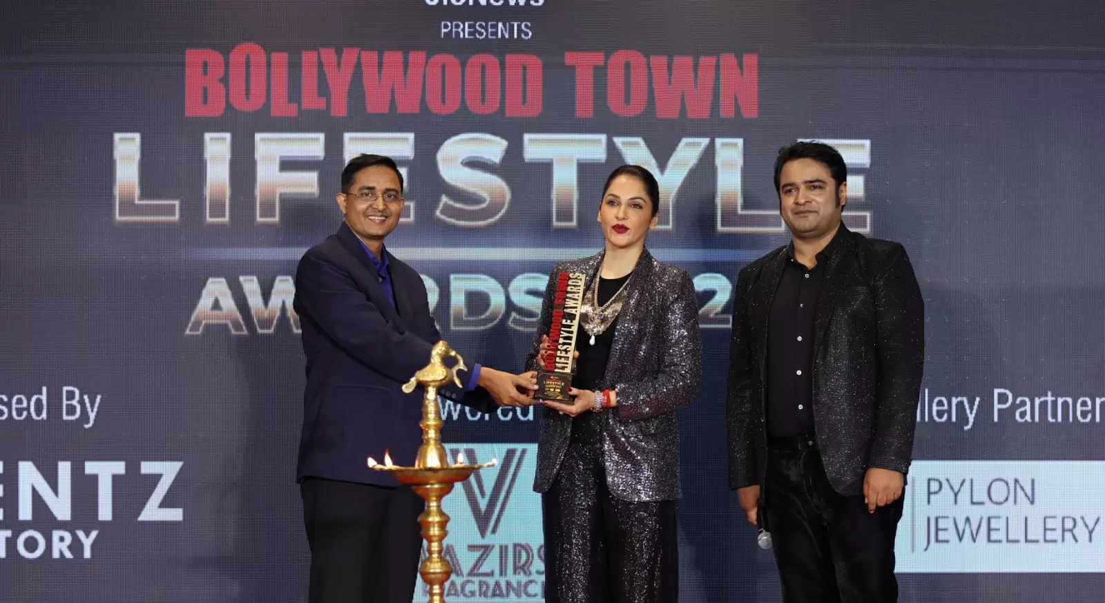 Isha Koppikar set the stage on fire at 'Bollywood Town Lifestyle Awards 2024'